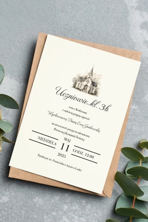 Zaproszenie na Pierwszą Komunię Świętą z akwarelowym motywem kościoła, elegancką typografią i kraftową kopertą. Zaproszenie dla wychowawcy