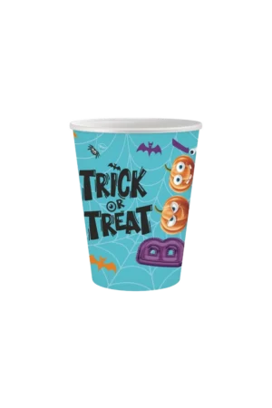 Papierowy kubek z niebieskim tłem ozdobiony wzorem pajęczyny, napisem "Trick or Treat", pomarańczowymi dyniami z oczami, nietoperzami i pająkiem.