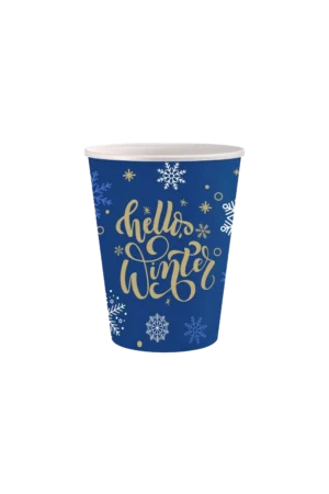 niebieski papierowy kubek z napisem "hello winter" w stylizowanej złotej czcionce, ozdobiony białymi i jasnoniebieskimi płatkami śniegu oraz złotymi gwiazdkami