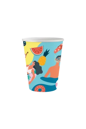 Kolorowy kubek z ilustracjami osób relaksujących się, ananasa, arbuza, pączka i innych letnich motywów na błękitnym i żółtym tle.