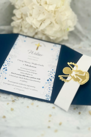 Eleganckie granatowe zaproszenie na chrzest święty z ozdobnym złotym aniołem, białą wstążką i napisem Sakrament Chrztu Świętego