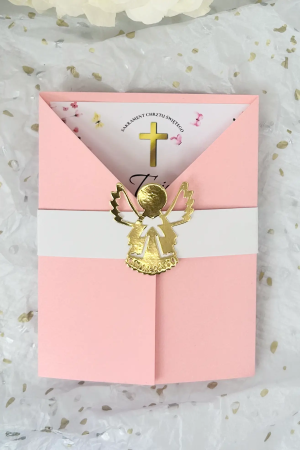 Różowe zaproszenie chrzcielne z aniołem i kwiatowym wzorem, eleganckie zaproszenie dla dziewczynki na chrzest